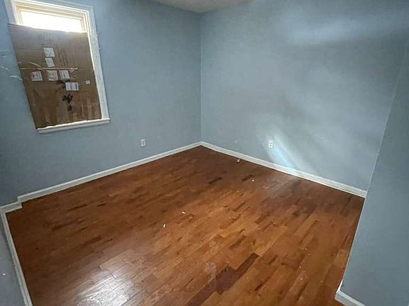 4th image of 300-301 Lyons Ave #3R