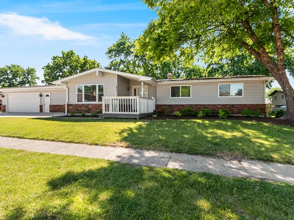 211 Indian Oaks Dr, Minooka, IL 60447