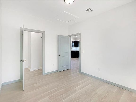 5th image of 2010 Willow Pl