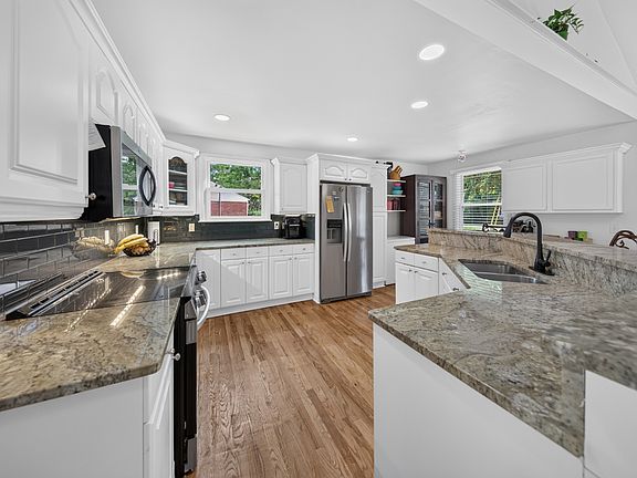 3rd image of 3210 Southlake Dr