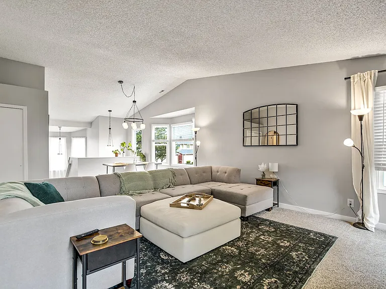 424 W Rockrimmon Blvd — Photo 7