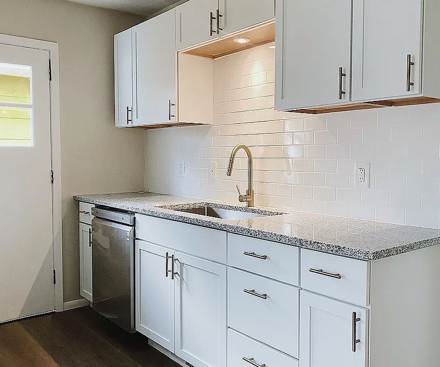 1st image of 3044 Buchanan St NE