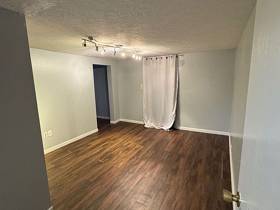 4th image of 860 Parkway Dr