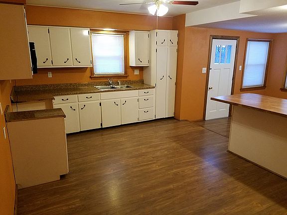 3rd image of 1597 Longview Dr