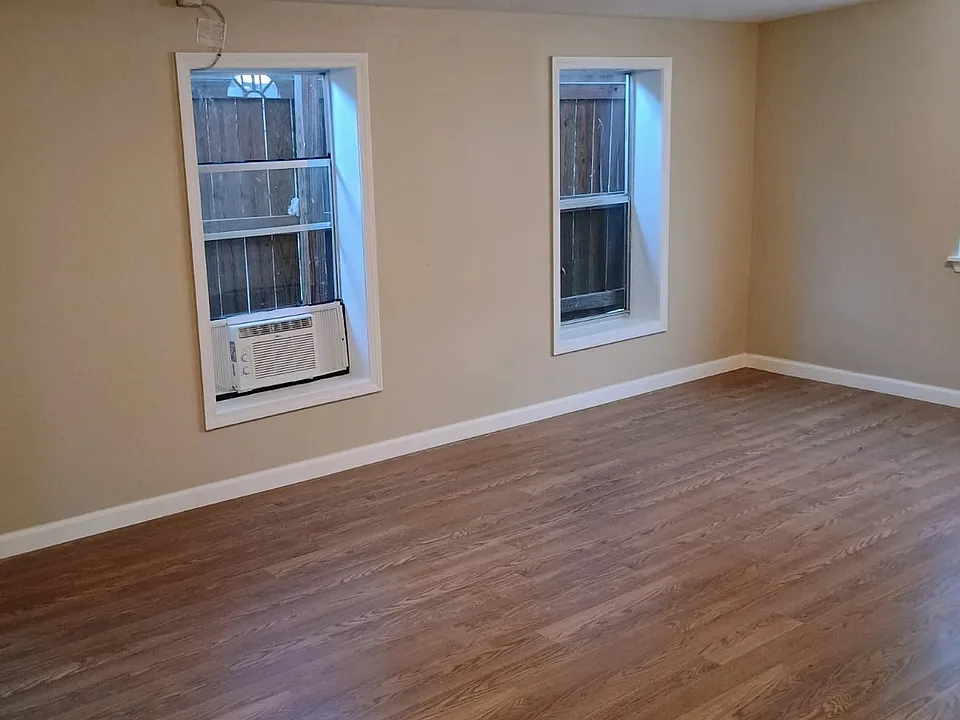 1824 N 77 Sunshine Strip #1
