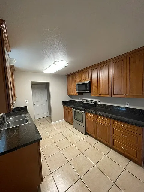 4 bed, 1320 sqft, $2,600 — Photo 3