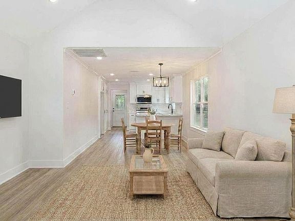 5th image of 979 Brazos St