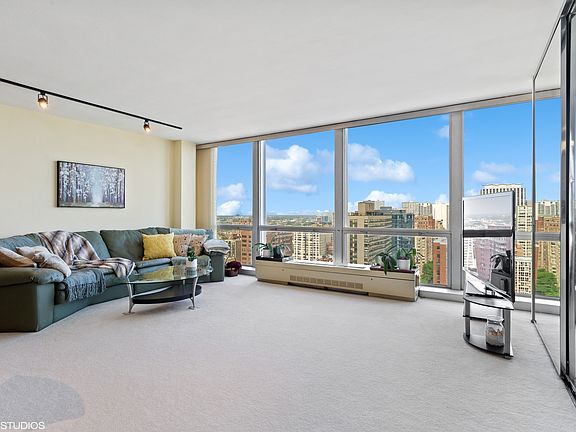 3rd image of 340 W Diversey Pkwy APT 2318
