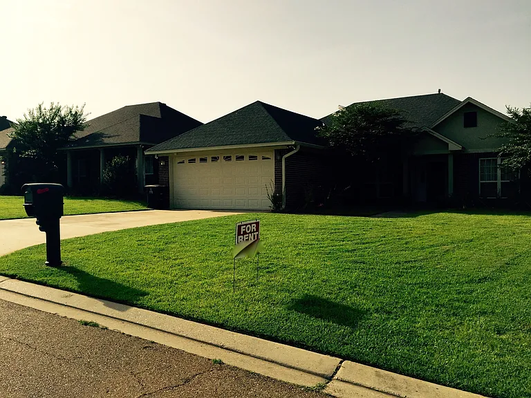 1109 Rita Ln — Photo 2