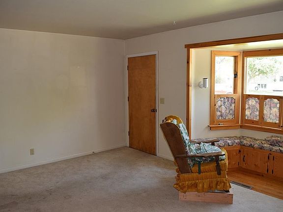 4th image of 2536 Burlington Ave