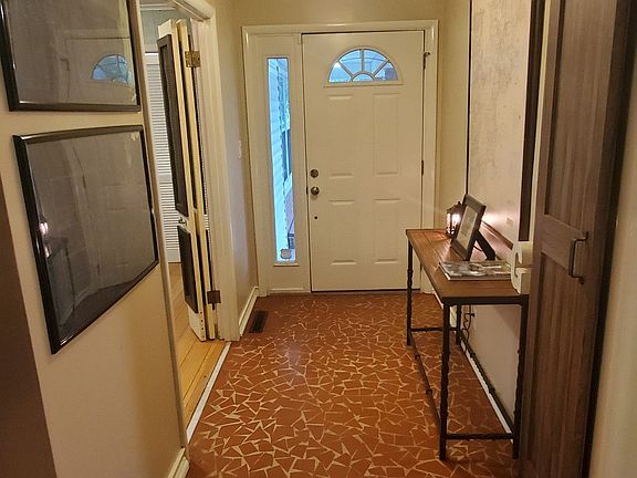 2nd image of 904 Illinois St