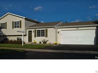 520 Cattail Ln, Pinckney, MI