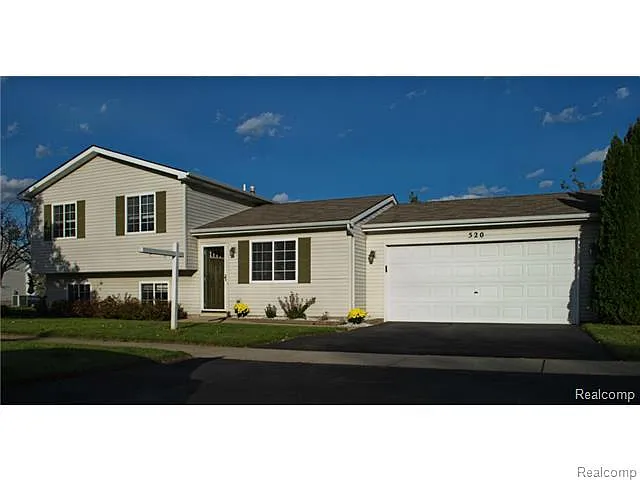 520 Cattail Ln photo 1
