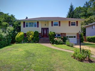 2306 Lindenmere Dr, Merrick, NY 11566