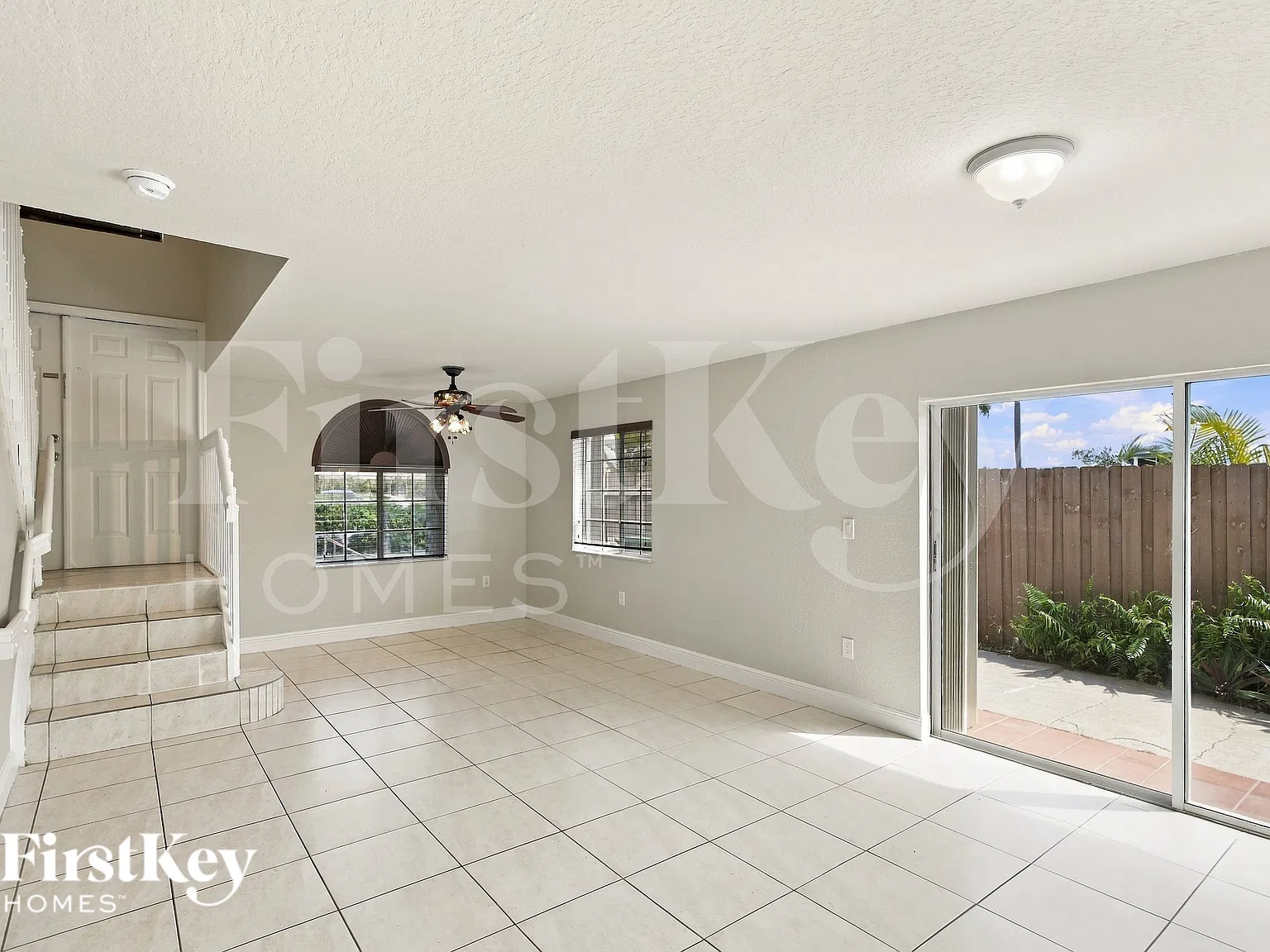4 bed, 2.0 bath, 2658 sqft, $3,300 — Photo 2