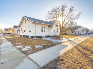611 E 1st St, Sumner, IA 50674