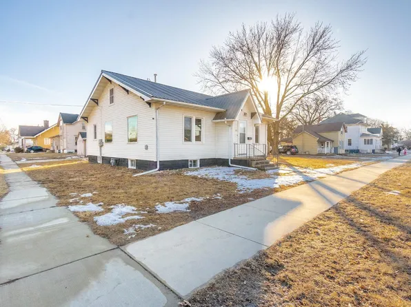 611 E 1st St, Sumner, IA 50674