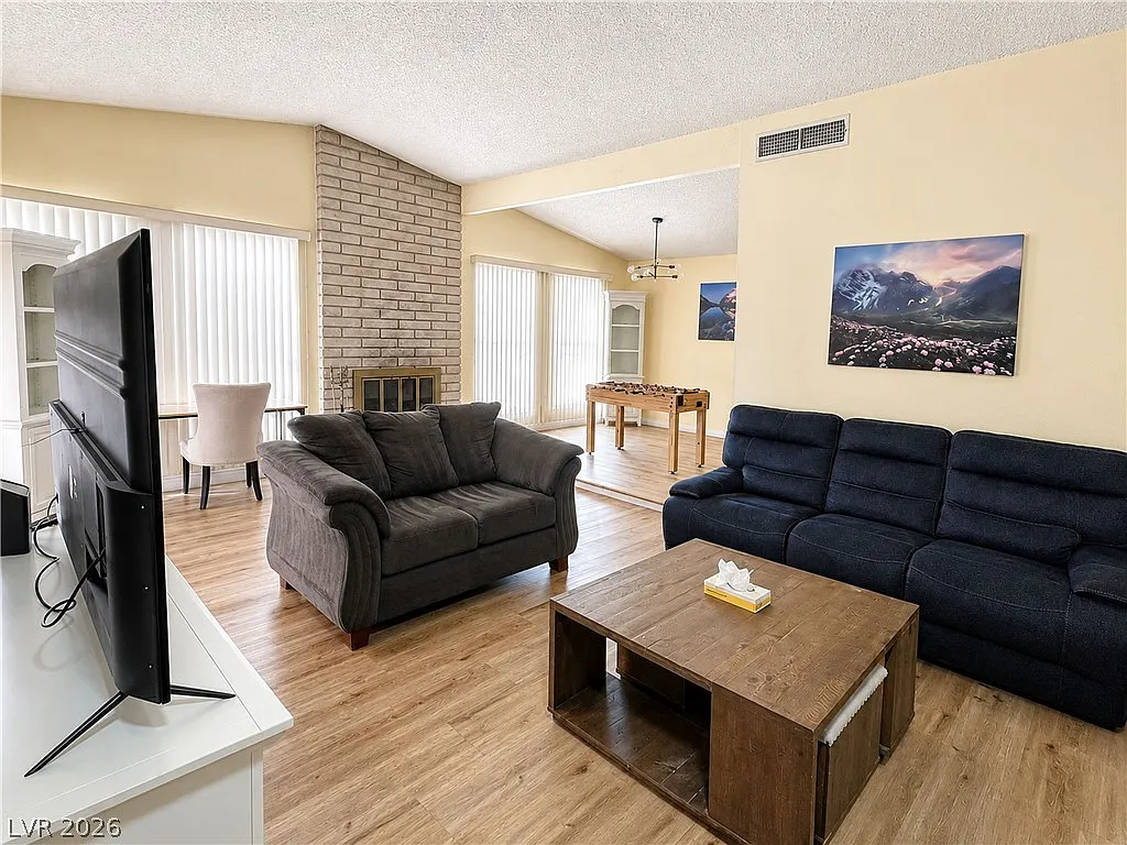 4 bed, 2.0 bath, 1902 sqft, $2,500 — Photo 4