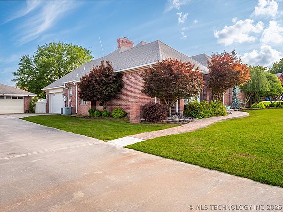 5th image of 604 Nelson Ln