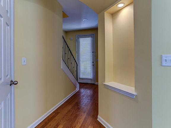 5th image of 1269 Island Pl E