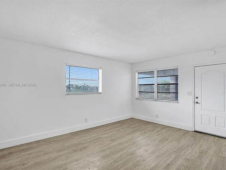 114 SE 8th St #105 — Photo 8