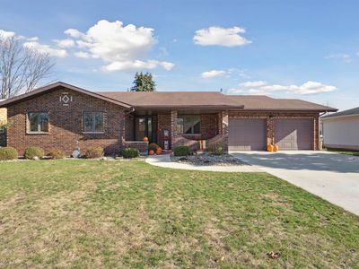 144 Crescent Dr, Manchester, IA, 52057