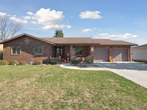 144 Crescent Dr, Manchester, IA 52057