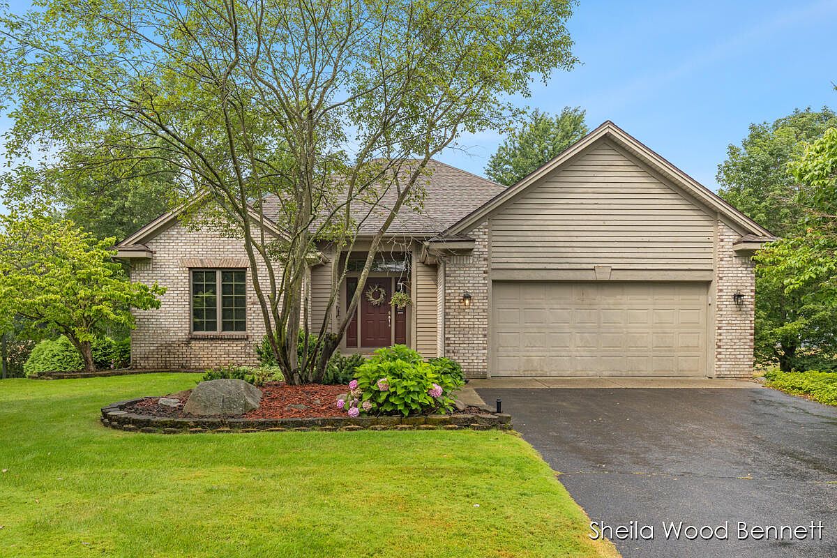 7023 Camelback Dr NE — Silver Lake Country Club