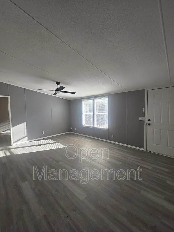 3 bed, 2.0 bath, 1232 sqft, $1,079 — Photo 2