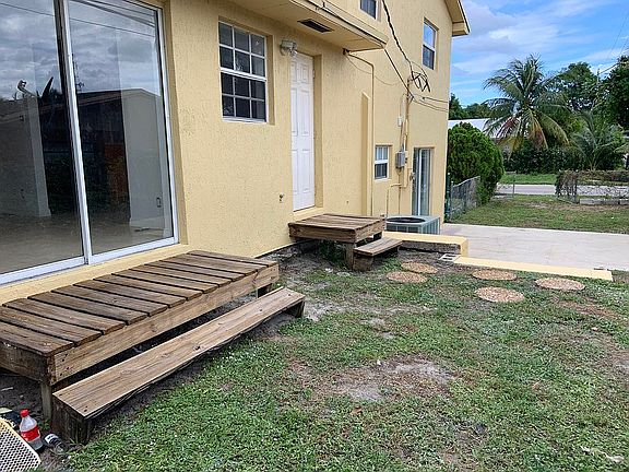5th image of 180 NW 17th Ct