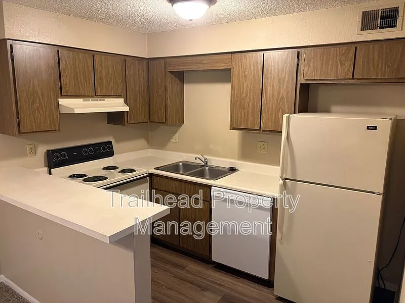 2 bed, 1.0 bath, 1100 sqft, $1,149 — Photo 3