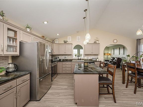 4th image of 12 Riverside Ct