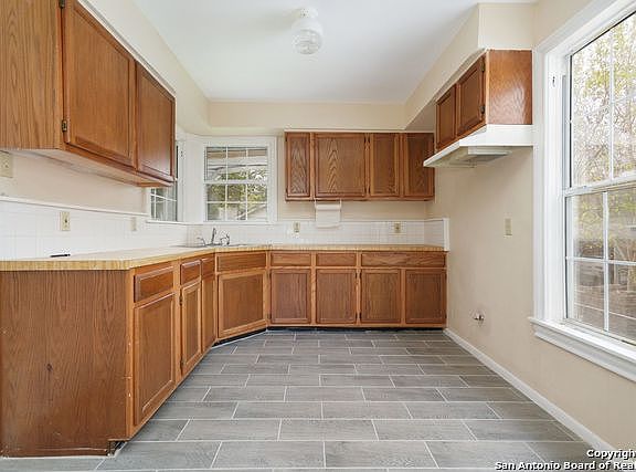 4th image of 606 Hot Wells Blvd