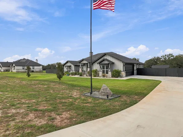 117 Hondo Dr., La Vernia, TX 78121