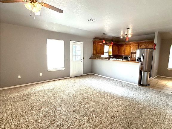 4th image of 303 Meadowlark Ln