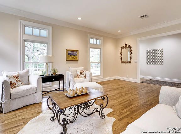 4th image of 2 Camden Oaks