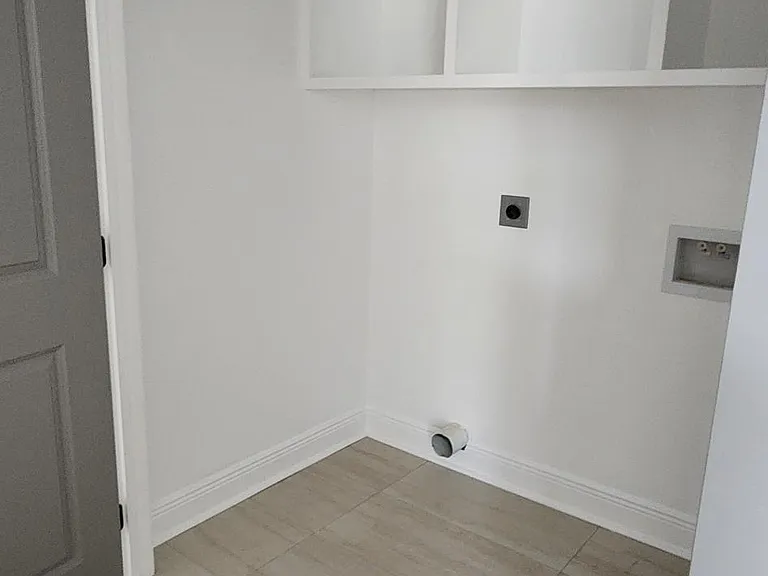 2427 Franklin Ave — Photo 8