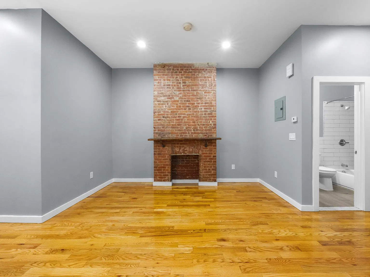 473 Bergen Ave — Photo 2