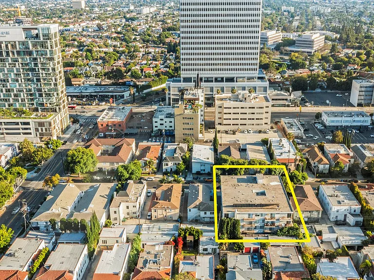 Wilshire Regency Apts. — Photo 2