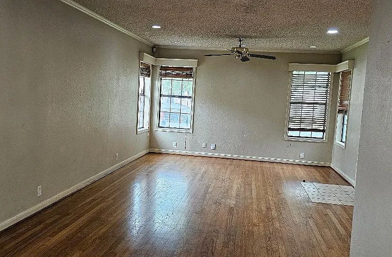 406 Canterbury Dr — Photo 7