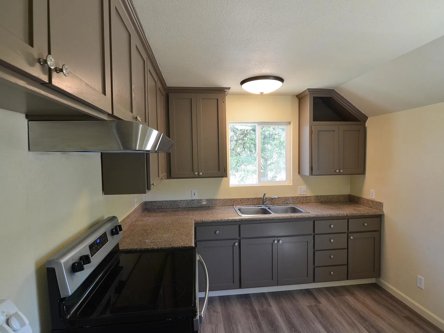 18300 Yosemite Rd — Photo 3
