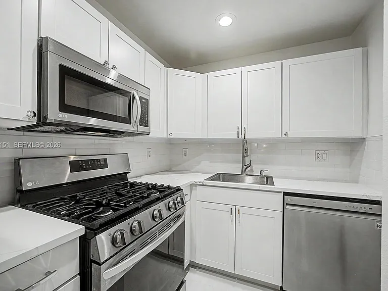 1205 Mariposa Ave #415 — Photo 6