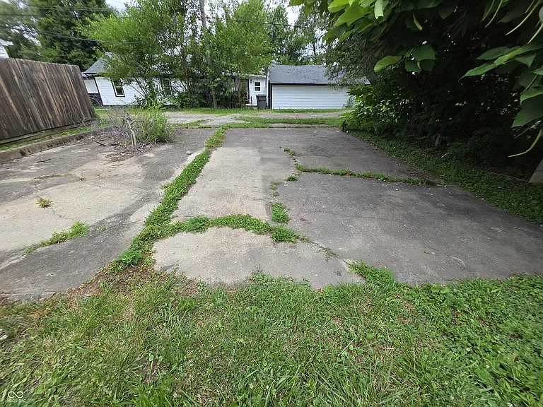 1524 E Legrande Ave — Photo 3