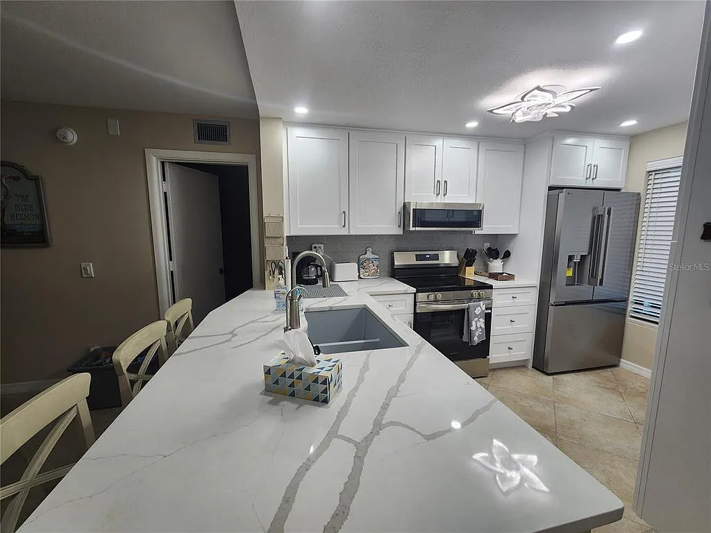 2 bed, 2.0 bath, 890 sqft, $5,800 — Photo 3