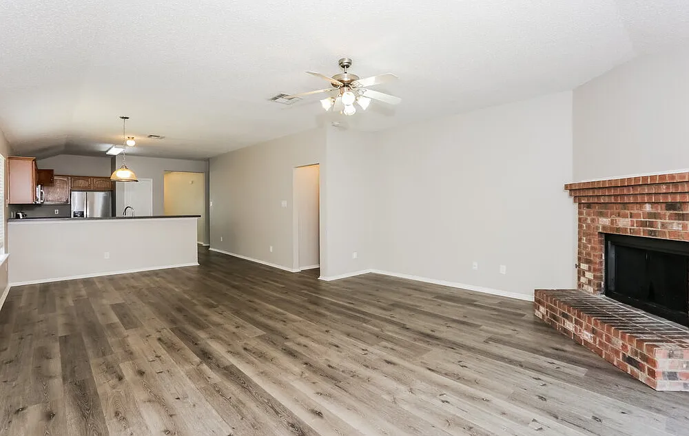4 bed, 2.0 bath, 2160 sqft, $2,465 — Photo 4