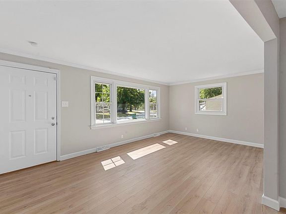4th image of 9925 Hayward Dr