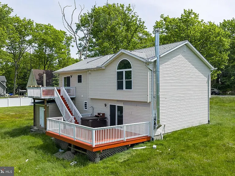 1019 Cricket Ln — Photo 2
