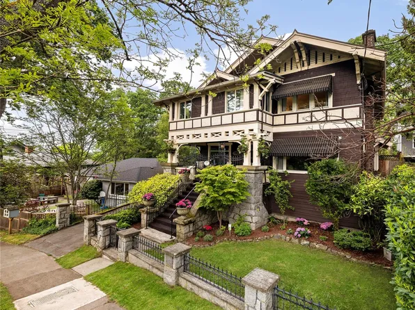 1069 Joan Cres, Victoria, BC V8S 3L3