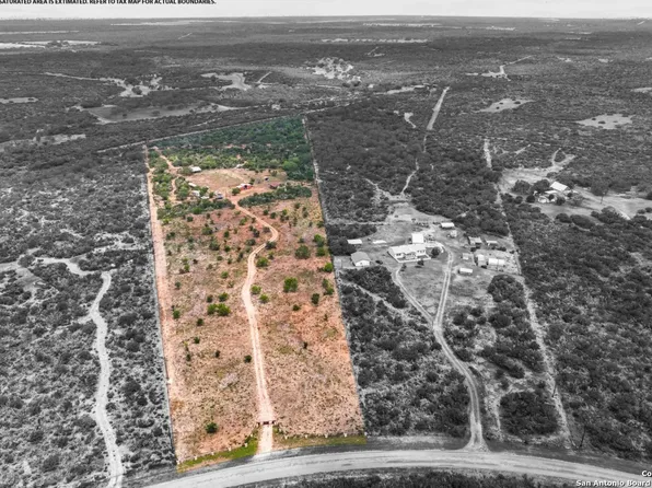 1099 PR 1688, Moore, TX 78057