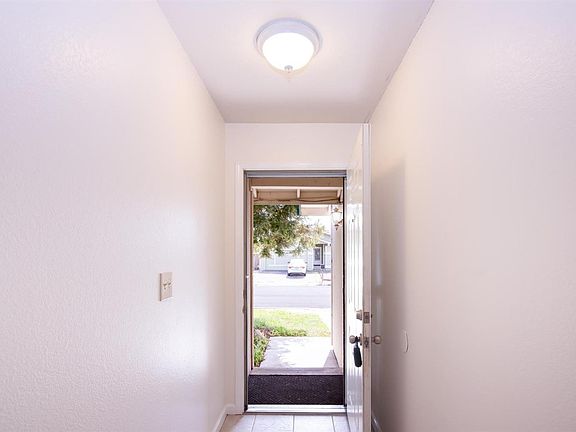 4th image of 1416 Garrett Court
